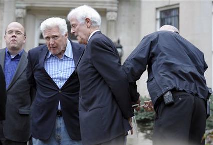 الإفراج عن جورج كلوني ووالده بعد اعتقالهما أمام السفارة السودانية في واشنطن